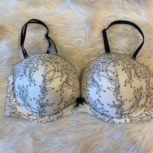 Victoria’s Secret very sexy strapless lace bra